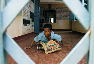 Un nio afectado por la polio en una escuela de Bangalore, India. (Foto: Jagadeesh Nv |REUTERS)