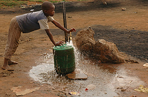 Un joven coge agua en Delmas, Johannesburg. (Foto: AP)