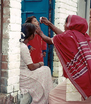 Un nio recibe la vacuna oral contra la polio en las calles de Uttar Pradesh (Foto: Science)
