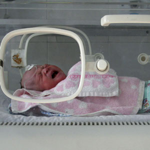 Un nio recin nacido en una incubadora (Foto: REUTERS)