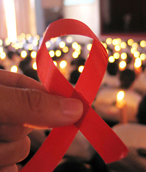 El origen y significado del lazo rojo, el símbolo de la lucha contra el sida