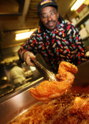 Un hombre fríe pollo en un restaurante de Harlem. (Foto: Dima Gavrysh | AP)
