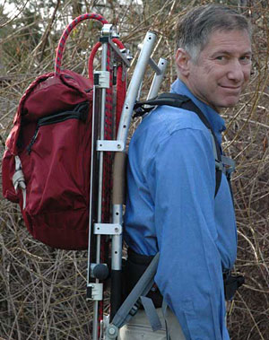 Lawrence C. Rome con la mochila que ha inventado (Foto: Larry & Henry Rome)