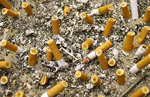 Colillas de cigarrillos en un cenicero. (Foto: Arnd Wiegmann | Reuters)