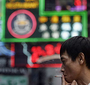 Un fumador en una calle de Hong Kong (Foto: Reuters | Paul Yeung )