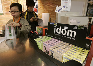 Un estante con envases de iDom. en una tienda de Hong Kong. (Foto: Reuters)