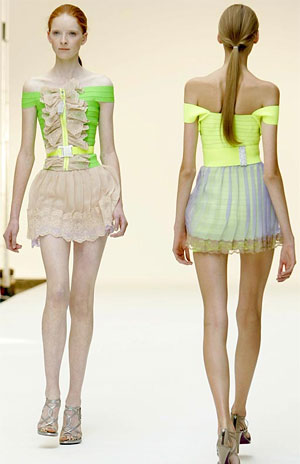 Dos modelos en la edición pasada de la London Fashion Week (Foto: AP)