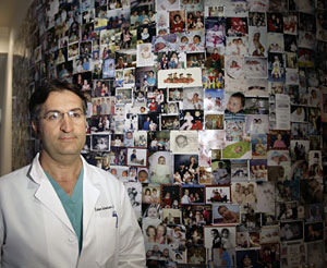 El doctor Vicken, en la clnica Pacific de Los Angeles (Damian Dovarganes | AP)