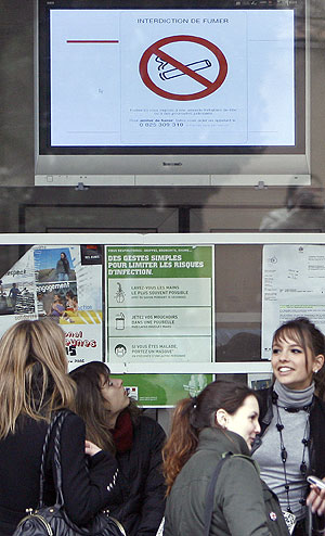 Estudiantes franceses a las puertas de la facultad en el primer da de ley antitabaco. (Foto: Pascal Pavani | AFP)