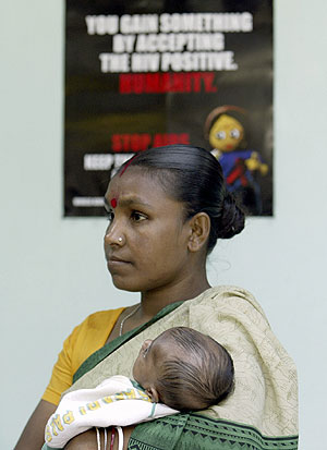 Una mujer espera con su hijo en un centro de prevención del sida en la India. (Foto: Reuters)
