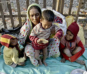 Una mujer con sus hijos en una ciudad de la India (Foto: Parth Sanyal | Reuters)