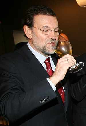 Rajoy, en la Vinoteca Torres de Poblet (Tarragona), este martes. (Foto: EFE).