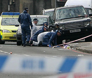 Forenses y policas britnicos investigan en la escena de un crimen (Foto: Johnny Green|AP)