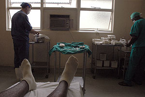Un paciente va a realizarse la circuncisin en Suazilandia. (Foto: AFP)