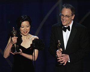 Los autores del corto durante los Oscar. (Foto: AP)