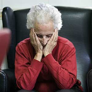 Enferma de Alzheimer en un centro de da. (Foto: EFE | Domenech Castell)