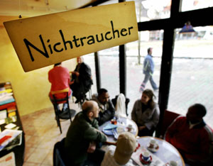 Un cartel indica la zona de no fumadores en un bar alemn. (Foto:Thomas Lohnes|AFP)