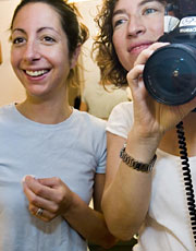 La fotógrafa Lauren Greenfield (dcha.) con Shelly