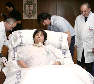 Inmaculada Echevarría junto al director gerente del hospital de San Rafael. (Foto: AFP)