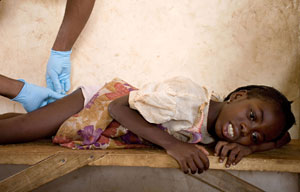 Un profesional sanitario extrae un gusano a Amina, una ganesa de siete aos, en un centro de Savelugu (Ghana). (Fotos: Olivier Asselin | AP)