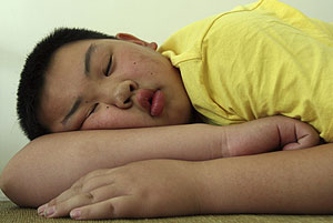 Imagen de un joven pekinés con sobrepeso mientras duerme (Foto: Reuters).