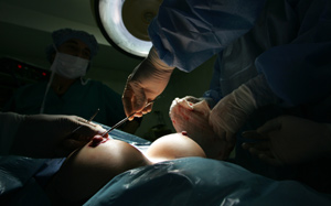 Imagen de una operacin de aumento de pecho (Foto: Leslie Mazoch|AP)