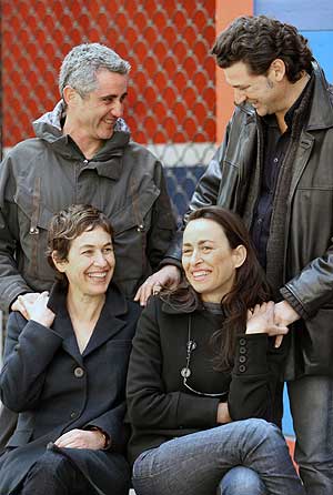 Julio Medem (dcha.), Lola Barrera (i, sentada) e Iaki Peafiel, e Ione Hernndez. (Foto: EFE)