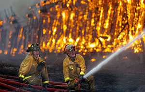 Bomberos combaten un incendio en Davis (California). Foto: AP