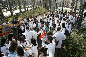 Concentracin de los MIR de toda Espaa ante el Ministerio de Sanidad.(Foto: EFE)