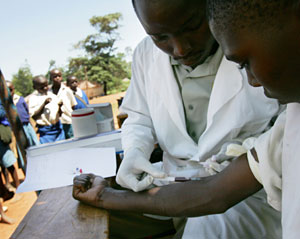 Un mdico toma una muestra de sangre a un escolar para evaluar sus niveles de nutricin. (Foto: Roberto Schmidt | AFP)