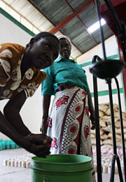 Dos mujeres miden fertilizante, en un granero local. (Foto: R. Schmidt | AFP)