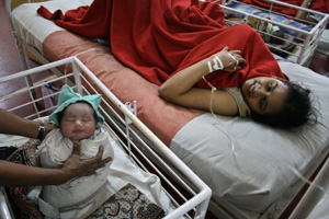 Una mujer observa a su hijo recin nacido en un hospital de la India (Foto: Jayanta Shaw|Reuters)