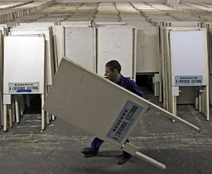 Un trabajador transporta paneles electorales para la campaa presidencial francesa (Foto: Jean-Paul Pelissier | REUTERS)