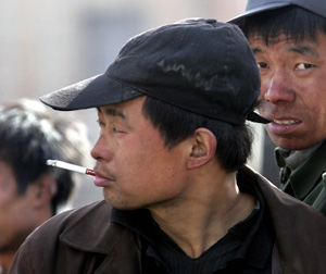 Un hombre fuma un cigarrillo en Pekn. (Foto: AFP | Frederic J. Brown)