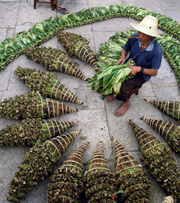 Un granjero chino empaqueta hojas de tabaco (Foto: AP)
