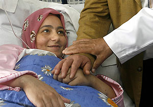 La madre tras dar a luz. (Foto: AFP)