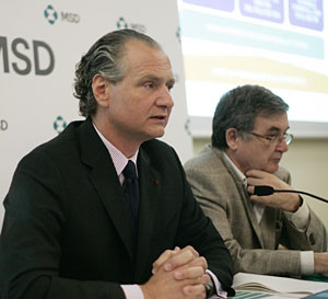 El presidente de Merck para Europa, S. Oschmann (izda.), con A. Mosquera, director de MSD Espaa, en la presentacin del plan.