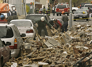 Operarios de Nueva York retiran los escombros de un edificio con restos de asbestos en sus materiales (Foto: Kathy Willens | AP)