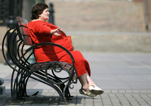 Una mujer descansa en un banco en Moscú (Foto:Maxim Marmur|AFP)