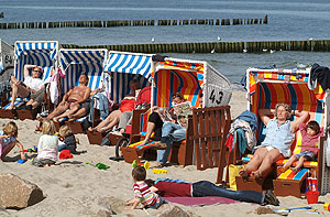 Turistas tomando el sol en una playa del mar Báltico (Alemania). (Foto: T. Haentzschel | AP)
