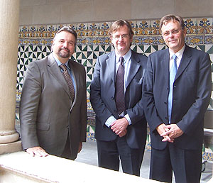 Los autores del informe, a la dcha, junto al espaol Jos Ramn Germ en una foto de archivo
