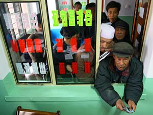 Granjeros esperan para solicitar el reembolso de sus gastos médicos. (Foto: REUTERS)