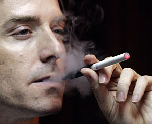 Una imagen del cigarrillo electrnico. (Foto: Reuters | Bobby Yip)