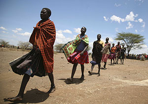 Las mujeres caminan para recoger su racin de comida en el este de Uganda. (Foto: Reuters)