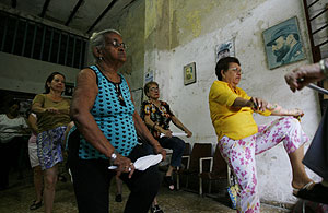 Mujeres mayores practican ejercicio en La Habana (Foto: AP | Javier Galeano).