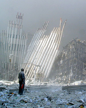 Un hombre observa los escombros tras el derrumbe de las Torres (Foto: D. Kanter/AFP).