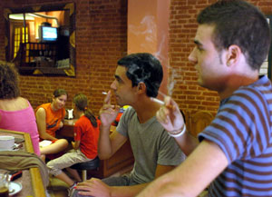 Dos jvenes fumando en un bar madrileo (Foto: Gustavo Cuevas|EFE)