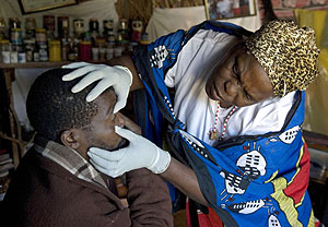 Una curandera atiende a un paciente en Sudfrica (Foto: RW/WY/NL).