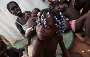 Una mujer angoleña posa con sus hijos. (Foto: Alexander Joe|AFP)