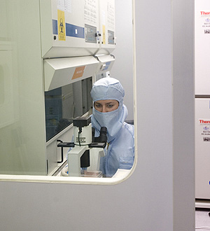 Una investigadora trabaja en un laboratorio (Foto: Justy Garca)